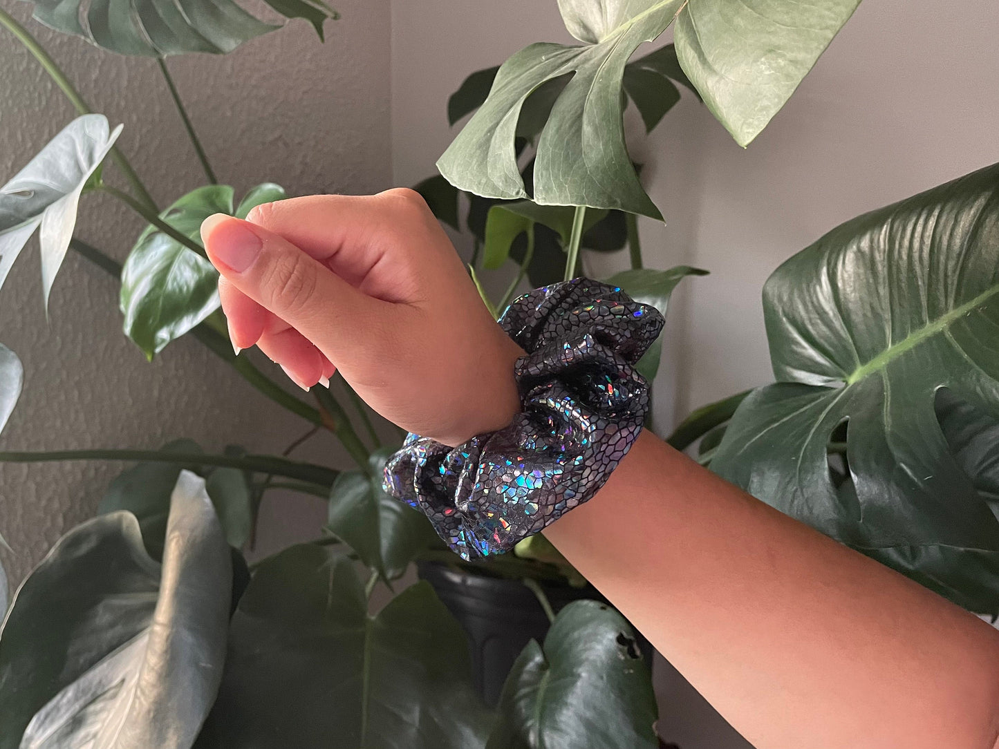 Holographic Scrunchie